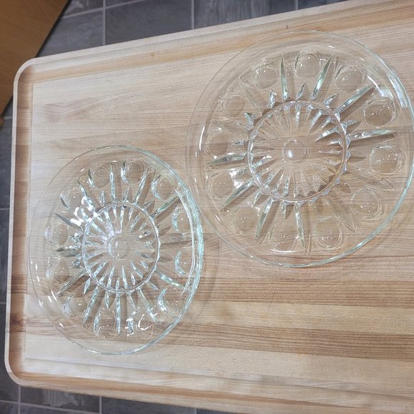 Two Vintage Clear Pressed Glass 10" Serving Plates - Picture 11 of 12